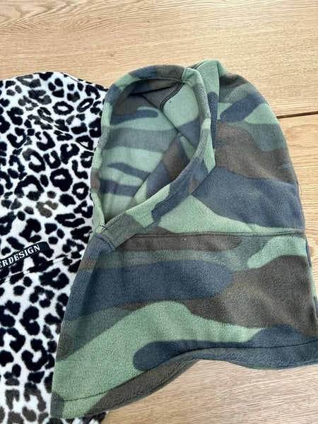 Balaclava i camouflage farvet polar fleece.