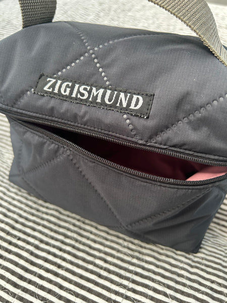 Toilet/makeuptaske i farven charcoal.