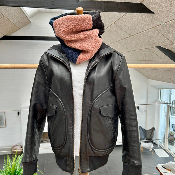 Halsedisse i mørkeblå, sort og rosa teddybear