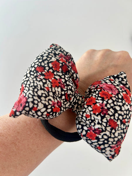 Stor og fluffy sløjfe med røde blomster.