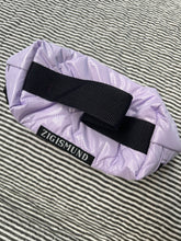 Indlæs billede til gallerivisning Toilet/makeuptaske i lyselilla med shine.
