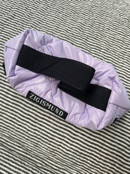 Toilet/makeuptaske i lyselilla med shine.