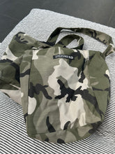 Indlæs billede til gallerivisning Shopper i armyfarver og med lomme indeni.
