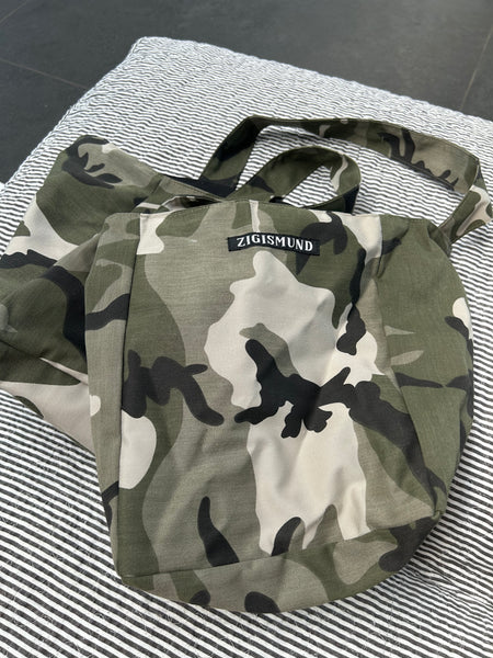 Shopper i armyfarver og med lomme indeni.