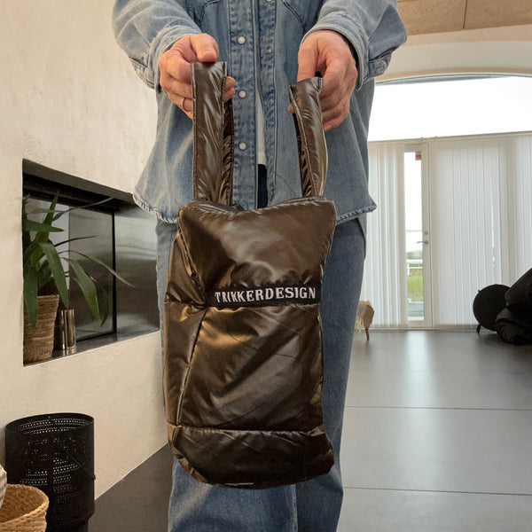 Shopper i brunt skinnende stof.