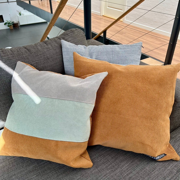 Pudebetræk i mørk kit, lys salvie og gylden brun fløjl. Bagsiden er gyldenbrun.