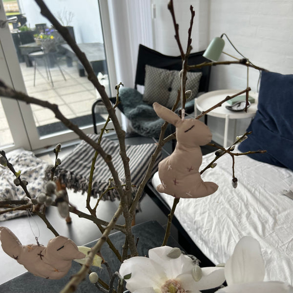 Påskehare med broderede detaljer.