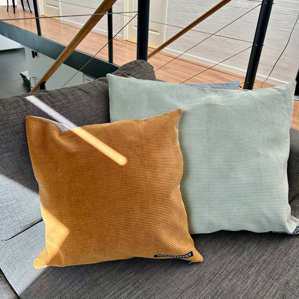 Pudebetræk i mørk kit, lys salvie og gylden brun fløjl. Bagsiden er gyldenbrun.