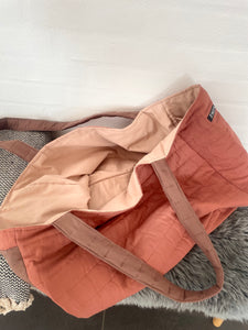 Mørk Rosa shopper i quilt med lille lomme.