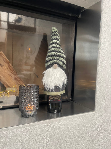 ❤️Håndlavet “Gnom” i gråt velour og med strikket hue.