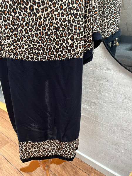 Kimono med dyreprint, blå og sort. Str.m/l