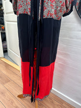 Indlæs billede til gallerivisning Kimono med blomster og smuk rød farve. Str.xs/m

