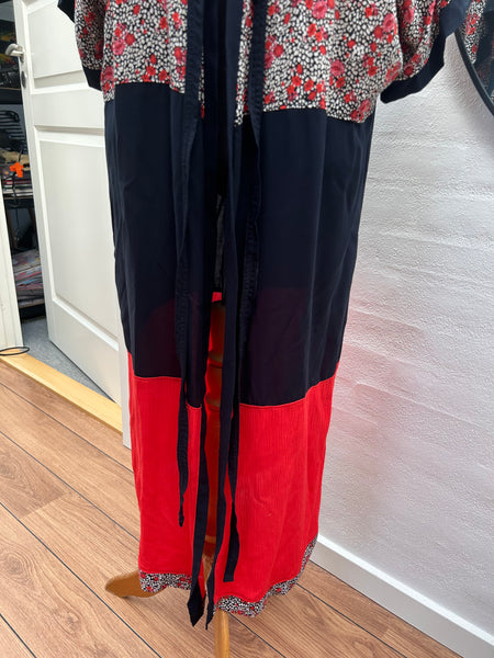 Kimono med blomster og smuk rød farve. Str.xs/m