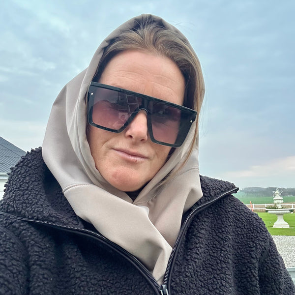 Sandfarvet Balaclava i vandtæt stof.