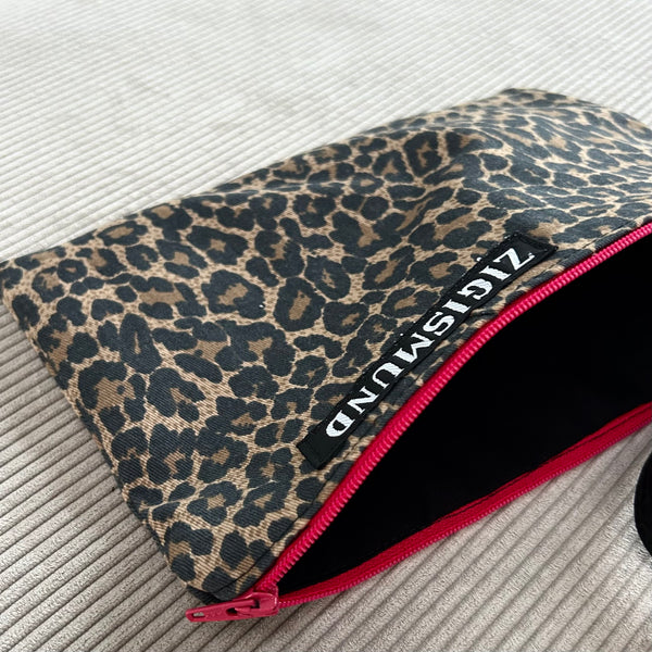 Clutch/toilettaske i leopard.
