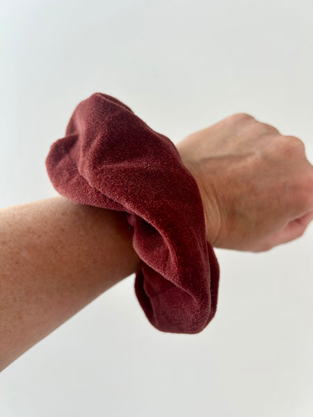 Bourdeaux scrunchie i velour.
