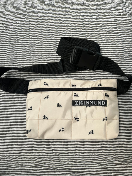 Bæltetaske/crossbody taske med skønne kirsebær.