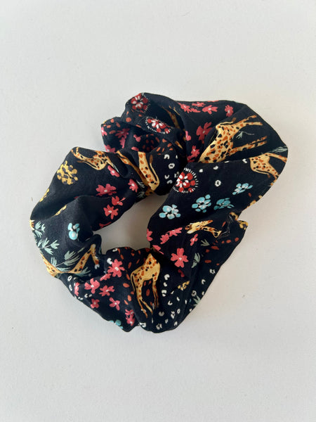 Sort scrunchie med giraffer.
