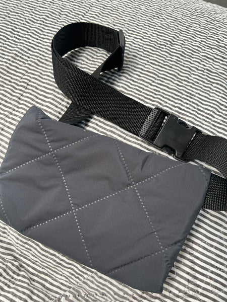 Bæltetaske i charcoal med orange lynlås.