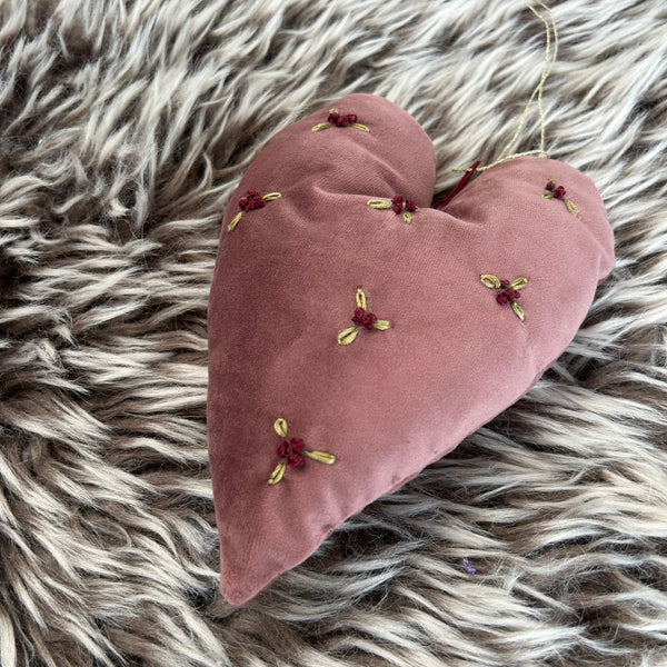Rosa julehjerte med broderi.