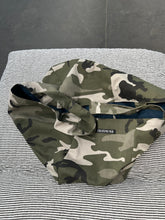 Indlæs billede til gallerivisning Stor shopper i army look med blåt foer og inderlomme.
