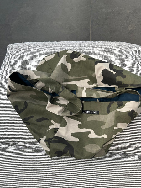 Stor shopper i army look med blåt foer og inderlomme.