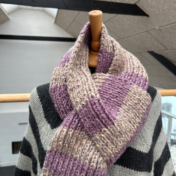 Håndstrikket jumbotørklæde i nude og meleret lilla
