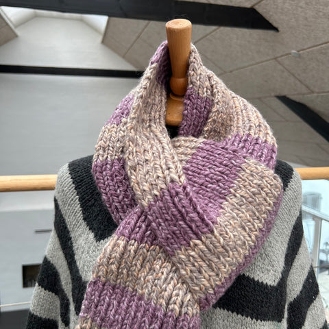 Håndstrikket jumbotørklæde i nude og meleret lilla