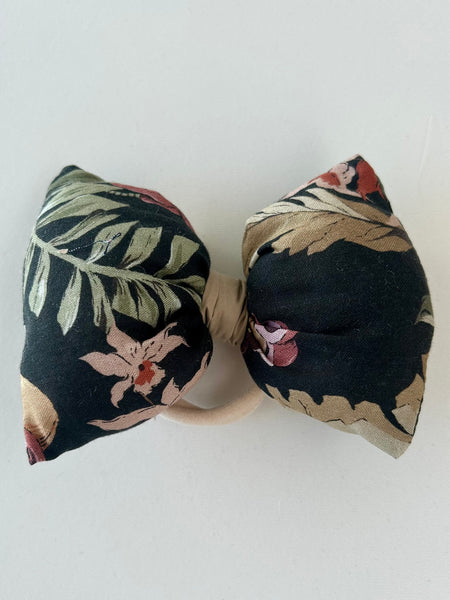 Skøn og fluffy blomstret sløjfe i sort og brunlige farver.