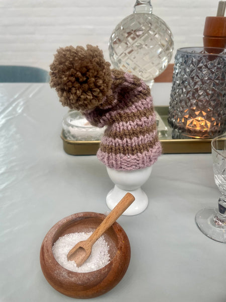 Æggevarmer aka Nissehue i Rosa ombringe strik med pom pom.