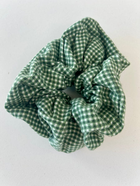 Stor Scrunchie i grøn og råhvid blødt stof.