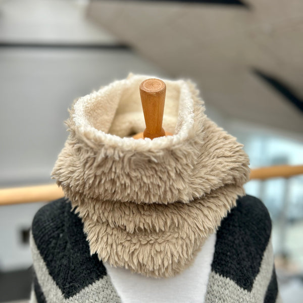 Halsedisse i fake fur i nude og med råhvid tykt teddybear