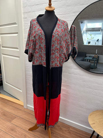 Kimono med blomster og smuk rød farve. Str.xs/m
