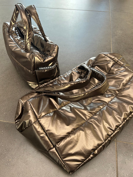 Shopper i brunt skinnende stof.