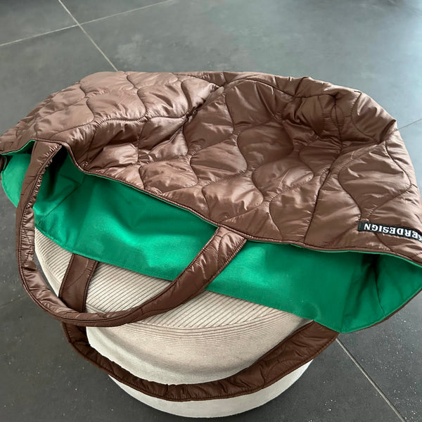 Shopper i mørkebrun quilt og grønt foer.