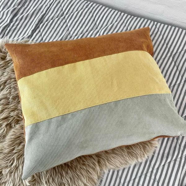 Pudebetræk i gul, cognac og beige fløjl.