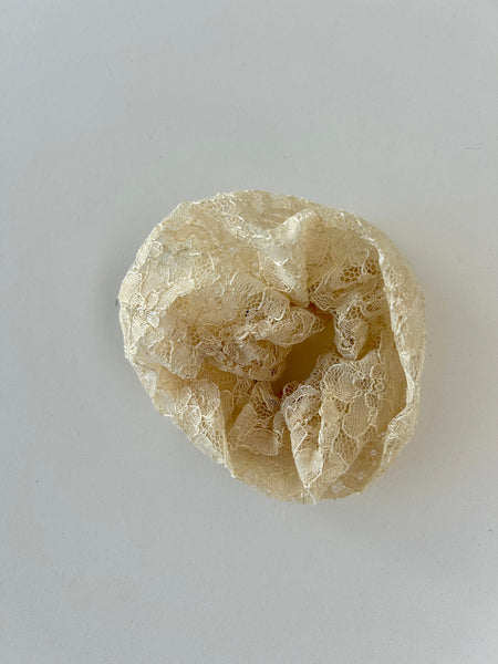 Råhvid blonde scrunchie med blomster.