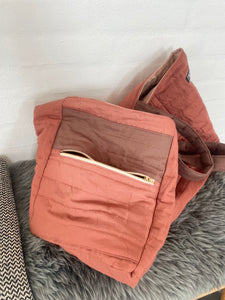 Mørk Rosa shopper i quilt med lille lomme.