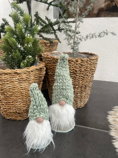 Håndlavede “Gnomer” i beige velour og med melerede grønne hjemmestrikkede huer (2stk).