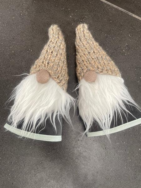 ❤️Håndlavede “Gnomer”i mørkegrå møbelvelour og hjemmestrikkede huer.