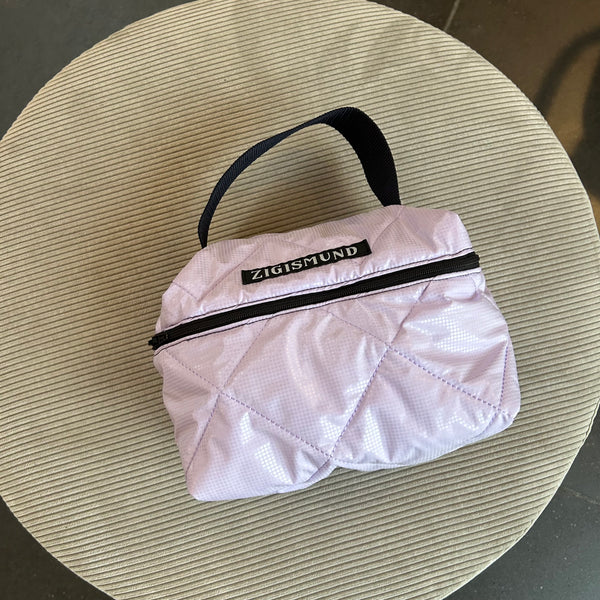 Toilet/makeup taske i lyselilla med shine.