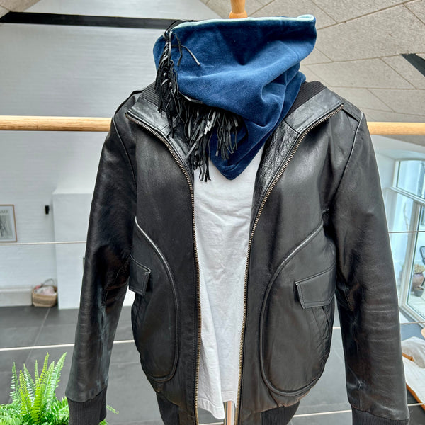 Unika halsedisse med velour og kalveskindsfrynser.