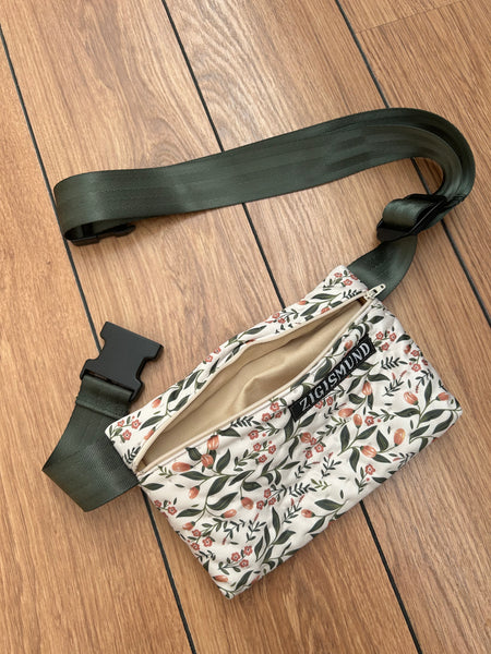 Crossbody/bæltetaske i blomstret stof.