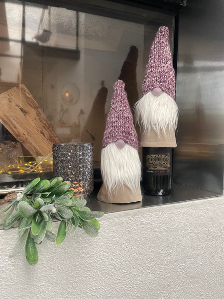 ❤️Håndlavede “Gnomer”i nyde velour og med lilla hjemmestrikket hue.