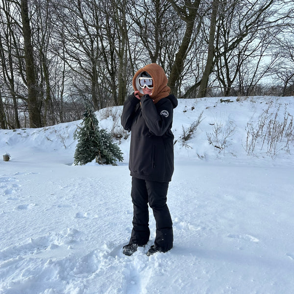 Brunlig Balaclava i Teddy med hvidt fleece.