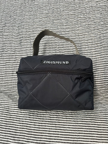 Toilet/makeuptaske i farven charcoal.