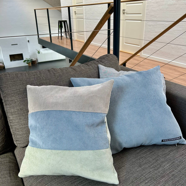 Pudebetræk i lys salvie, mørk kit og pastel blå. Lys salvie på bagsiden.