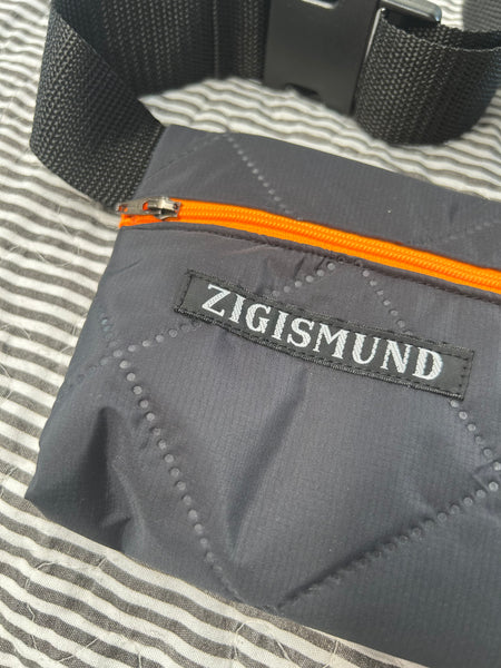 Bæltetaske i charcoal med orange lynlås.