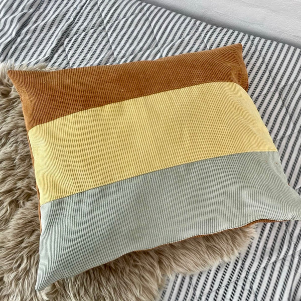 Pudebetræk i gul, cognac og beige fløjl.