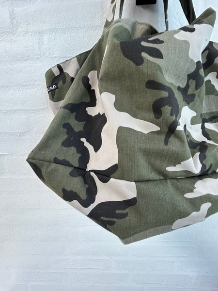 Stor shopper i army look med blåt foer og inderlomme.